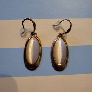 Classy dangle earrings with jewel